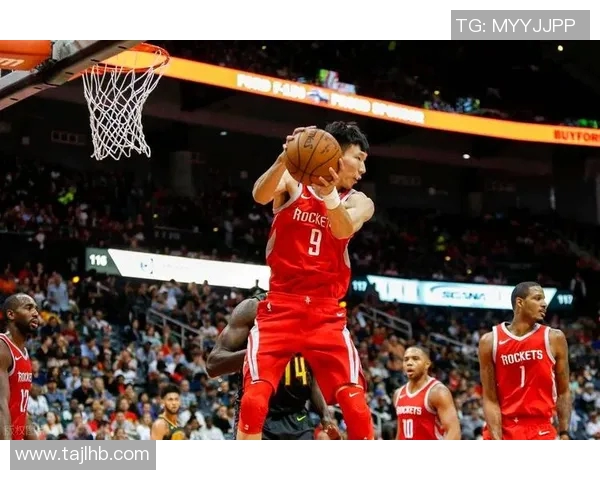 姚明突破防线展现过人技巧带球进攻的精彩瞬间